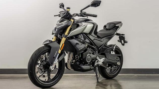 CFMOTO 450NK: Γυμνό, δικύλινδρο με ανεστραμμένο πιρούνι και Brembo φρένα